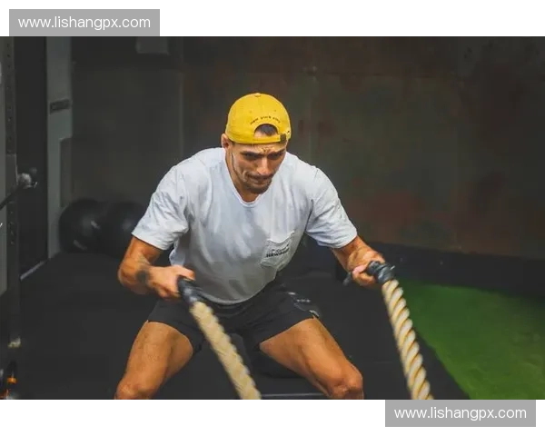 战绳挥动训练核心技巧全面提升力量耐力爆发协调性与身体控制表现 战绳挥动训练核心技巧全面提升力量耐力爆发协调性与身体控制表现